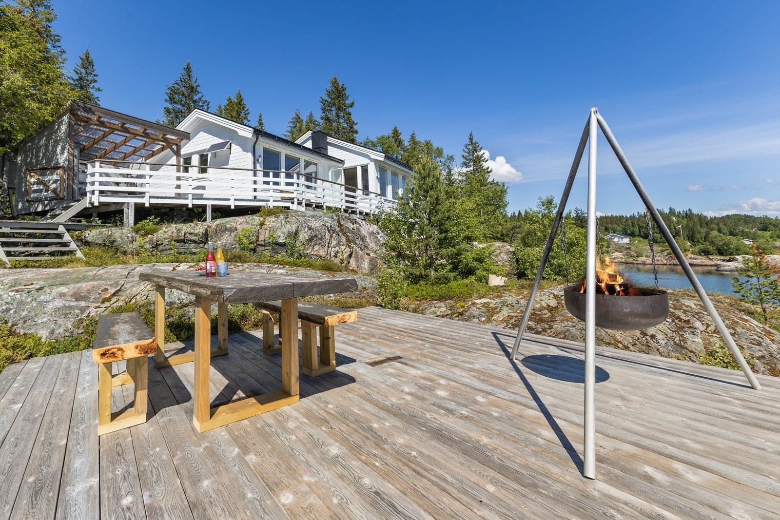 Sør på tomten ved sjøen er det etablert en markplatt på ca. 20 m². Galleribilde