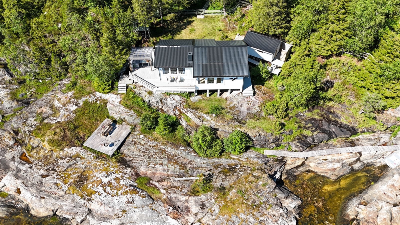 "Eiendommen ligger usjenert til, det er nabohytter, men man kan være alene dersom man ønsker det" Galleribilde