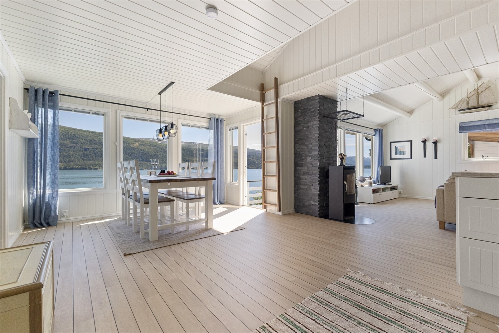 Fra kjøkken mot spisestue. Gulvet forsterker betydelig den maritime følelsen man får av eiendommens plassering. Galleribilde