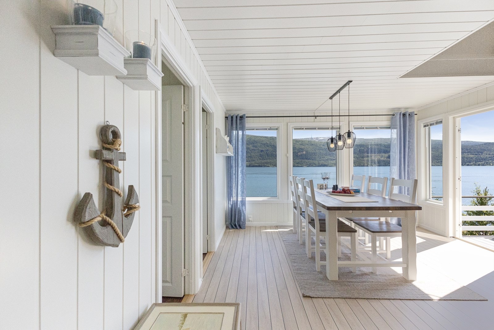 Mot spisestue. Galleribilde