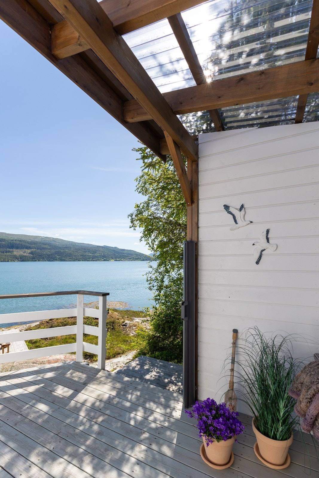 Fra takoverbygd utestue. Galleribilde