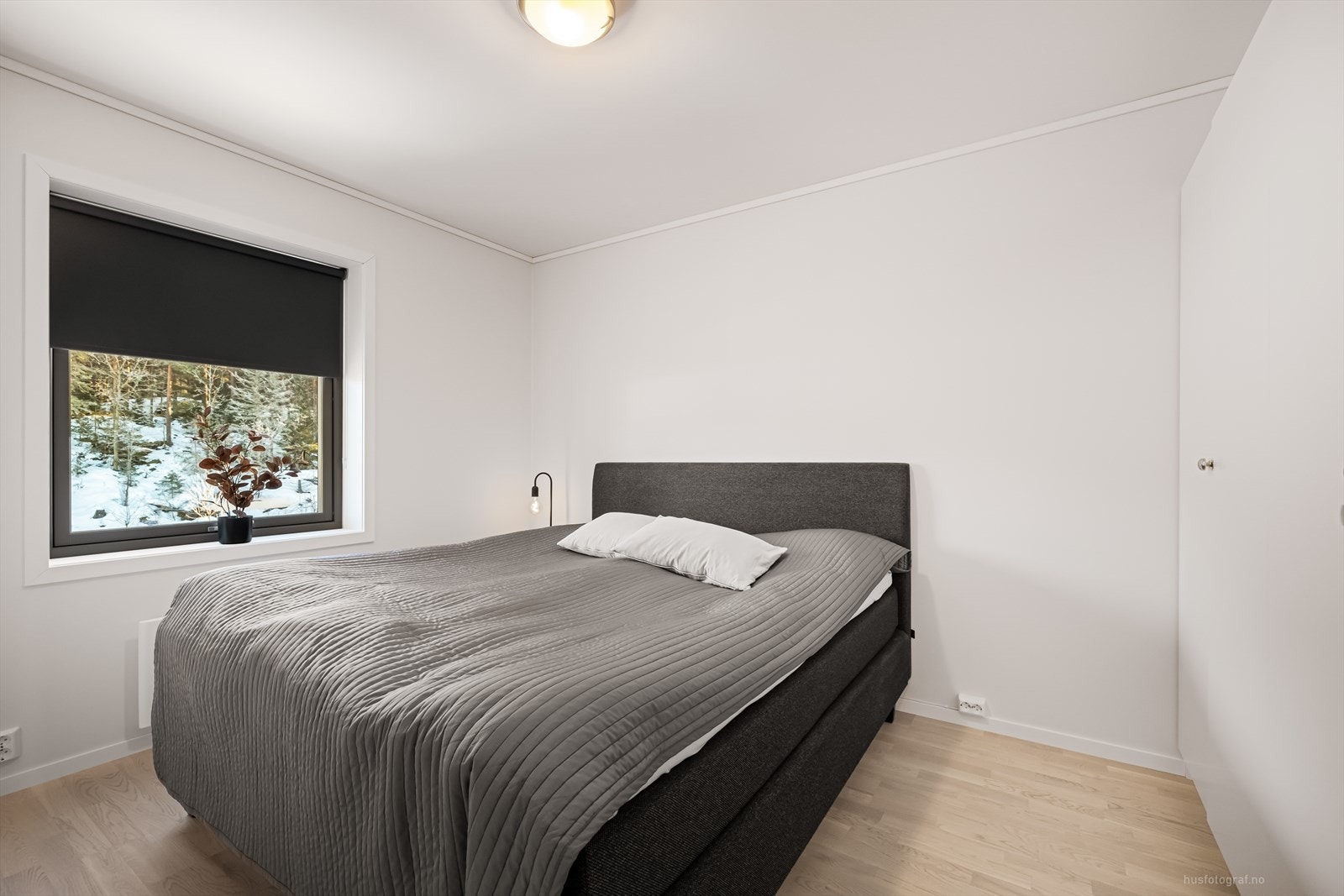 Leiligheten går over to plan og har 3 soverom og et oppholdsrom på loftsetasjen som ikke er godkjent som soverom. Galleribilde