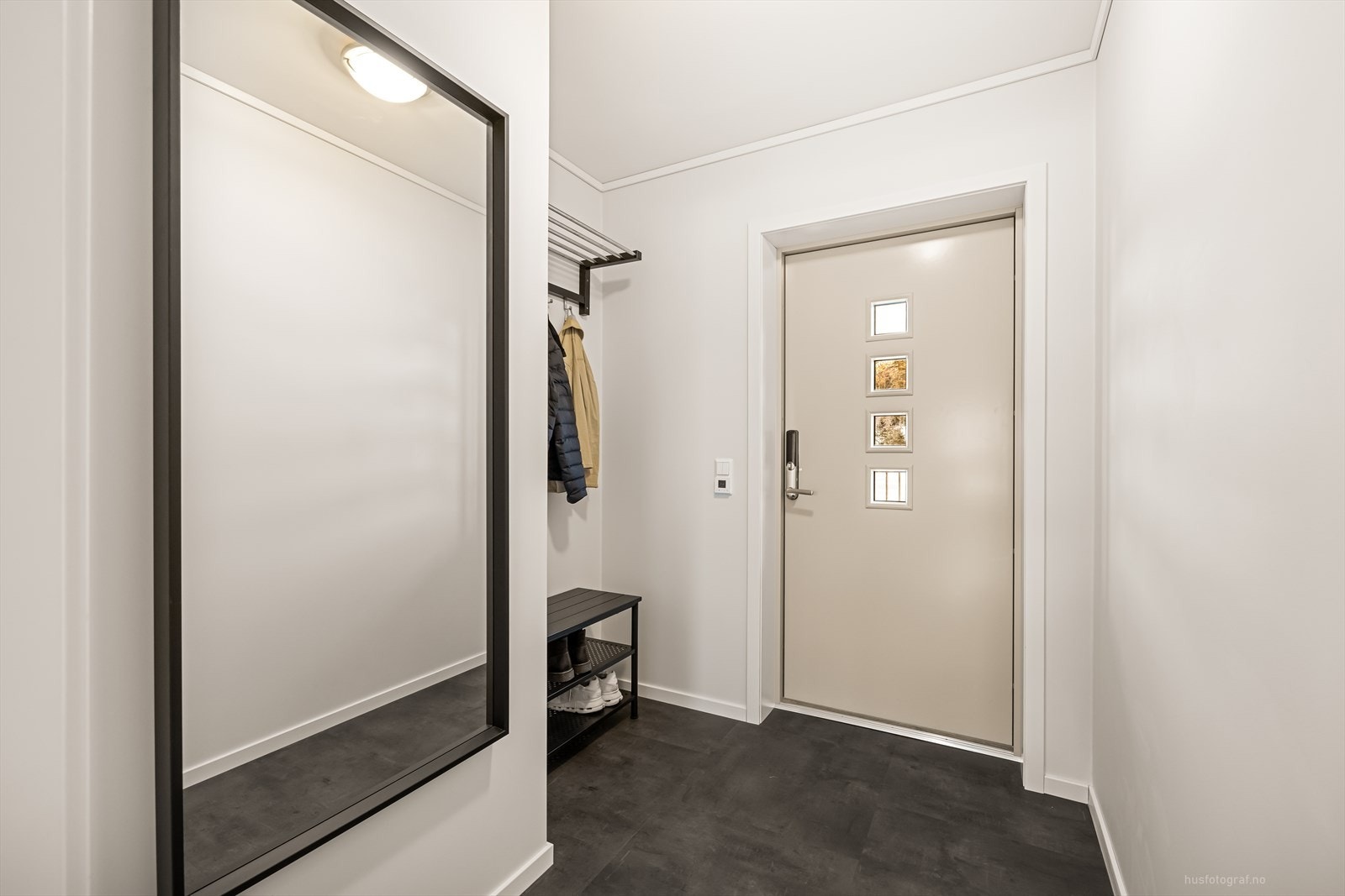 Velkommen inn til en lys og romslig flislagt entré med gulvvarme. Galleribilde