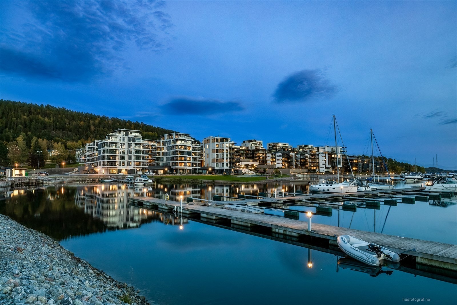 Nordre Jarlsberg brygge i gangavstand. Her er det restaurant og muligheter for leie eller kjøp av båtplass. Galleribilde