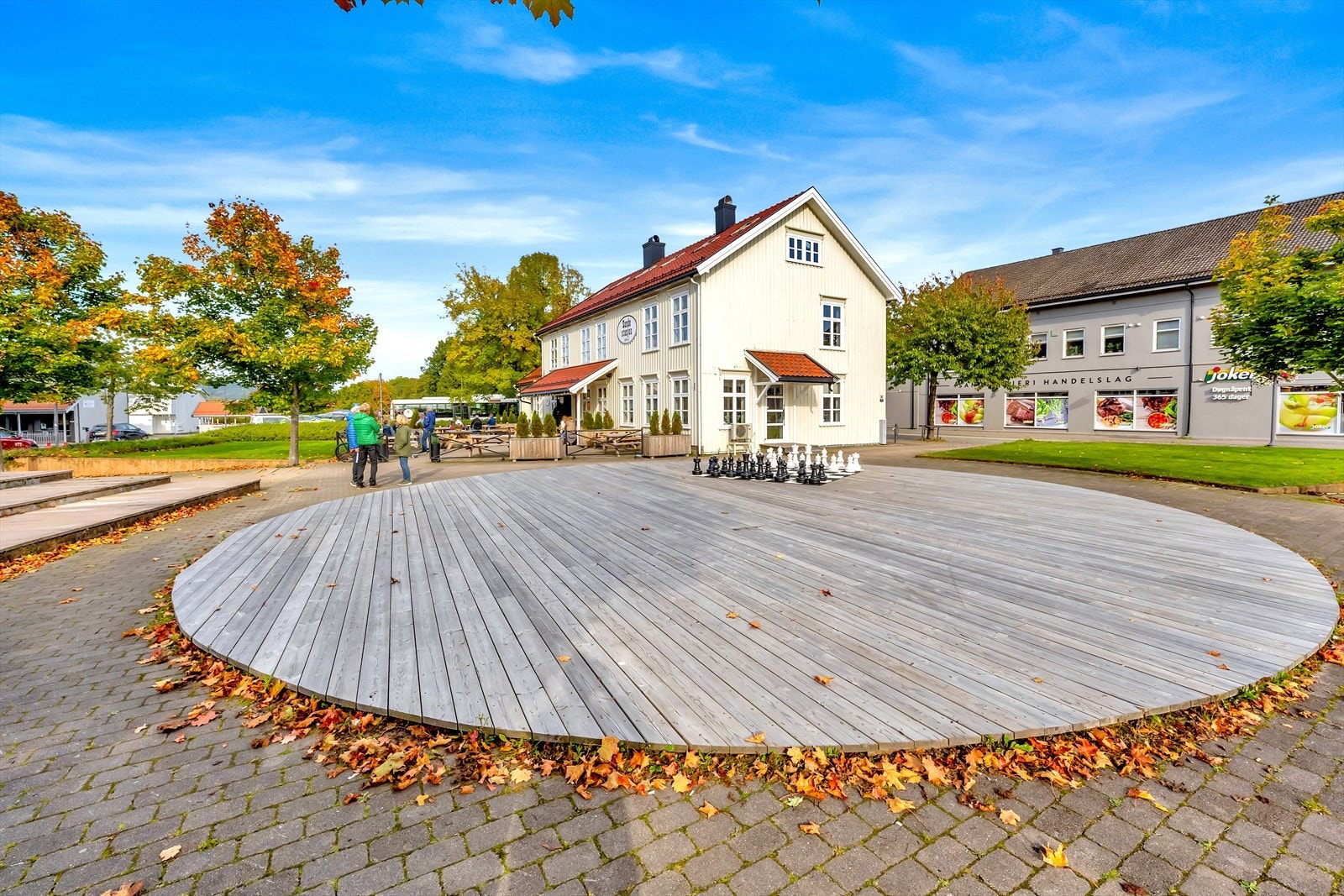 I sentrum finner du også vinmonopol, serveringssteder og butikker. Galleribilde