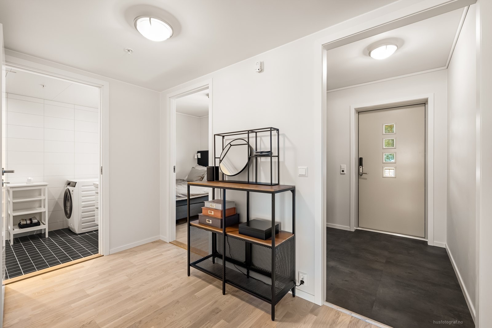 Det er god plass til oppheng for yttertøy og til å sette ifra seg sko, noe som gjør det enkelt å holde orden i inngangspartiet. Ytterdøren har en praktisk kodelås. Galleribilde