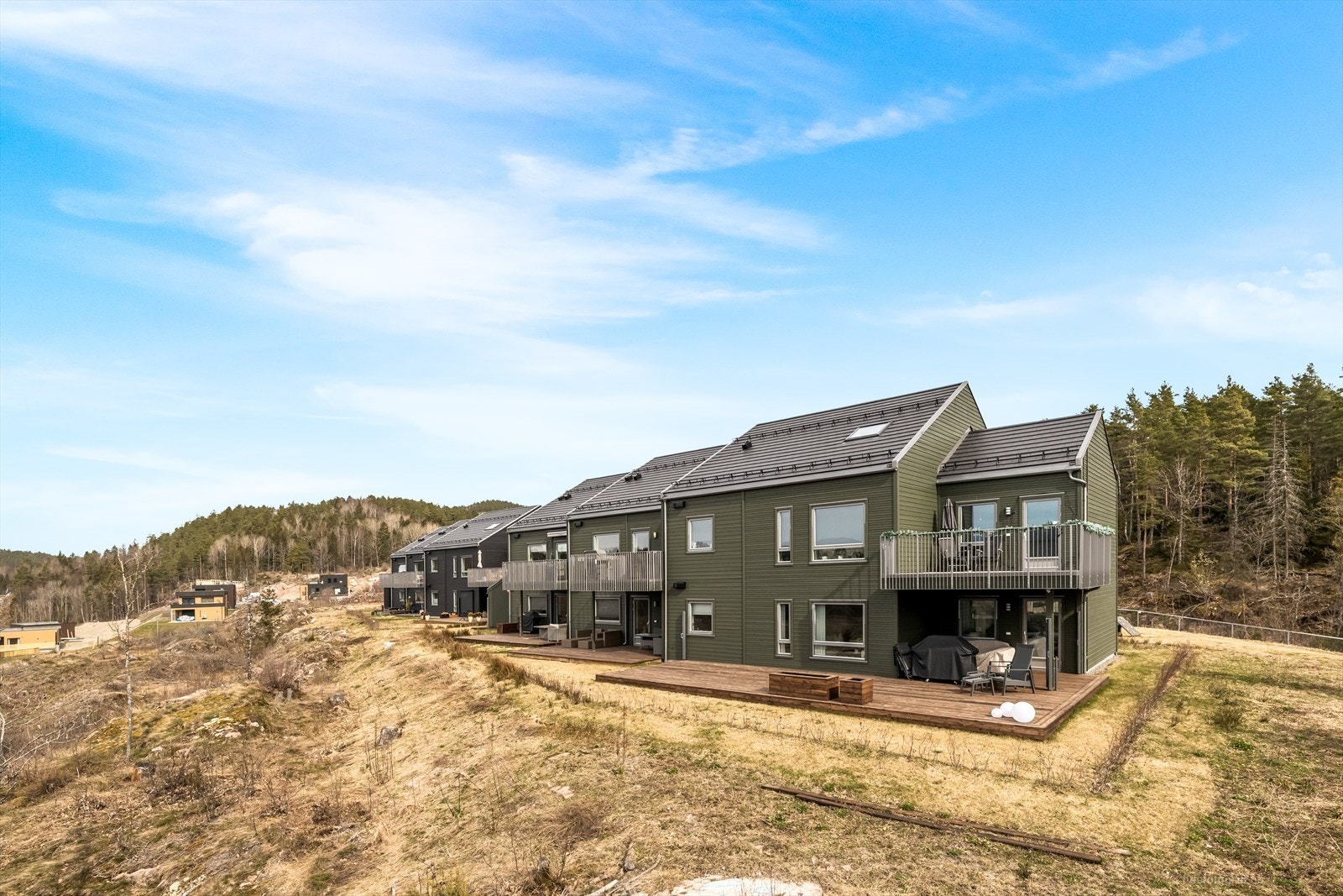 Velkommen til leilighet med utsikt, mye sol og turmuligheter rett bak! Galleribilde