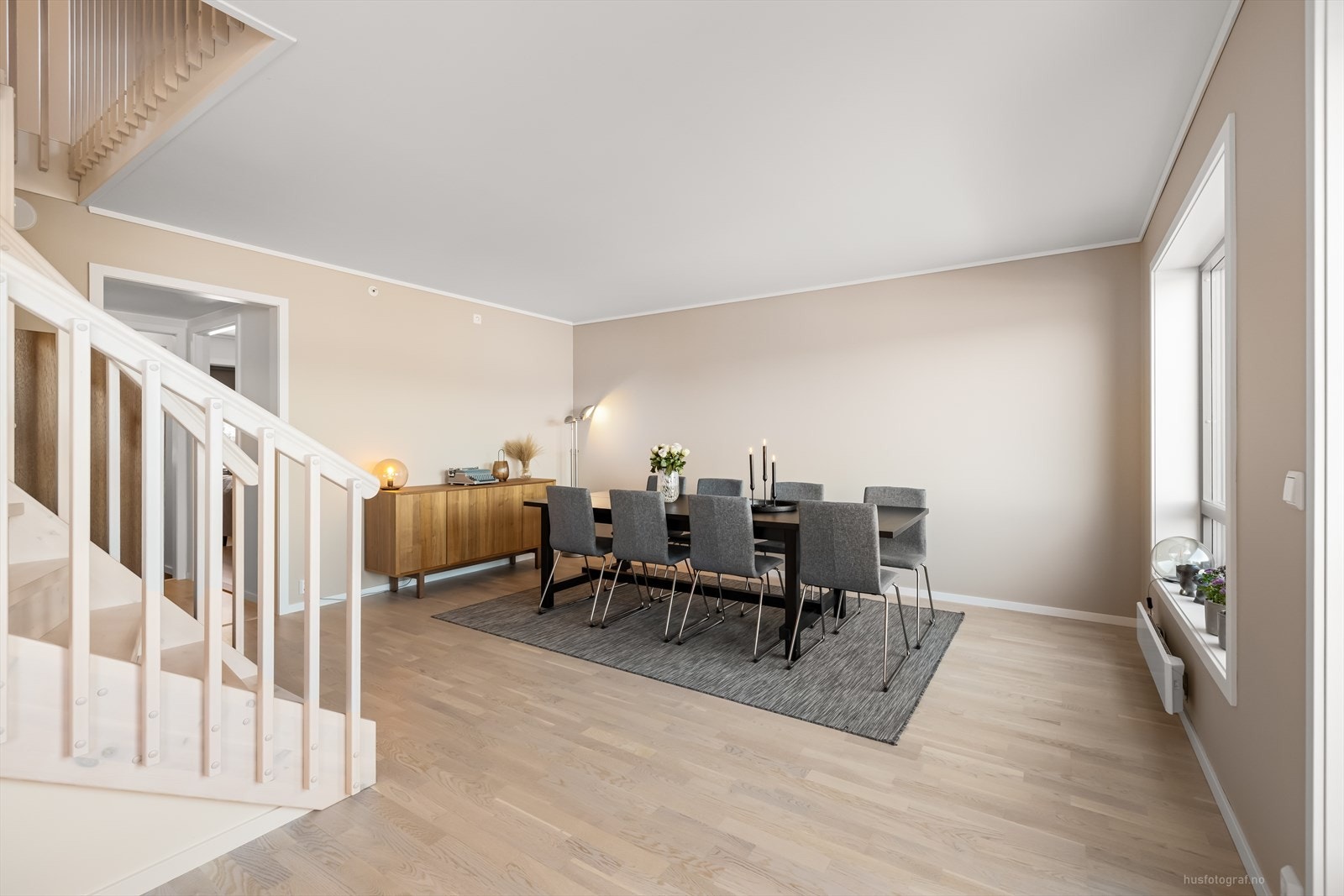 Rundt spisebordet kan en fint dekke på til mange gjester og invitere til store selskaper. Galleribilde