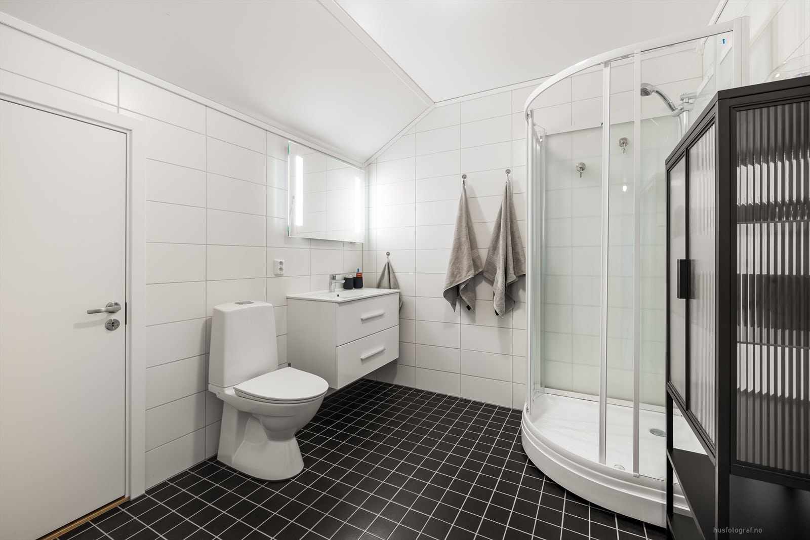 Stilrent bad i loftsetasjen. Badet er pent flislagt og har varmekabler i gulv. Galleribilde