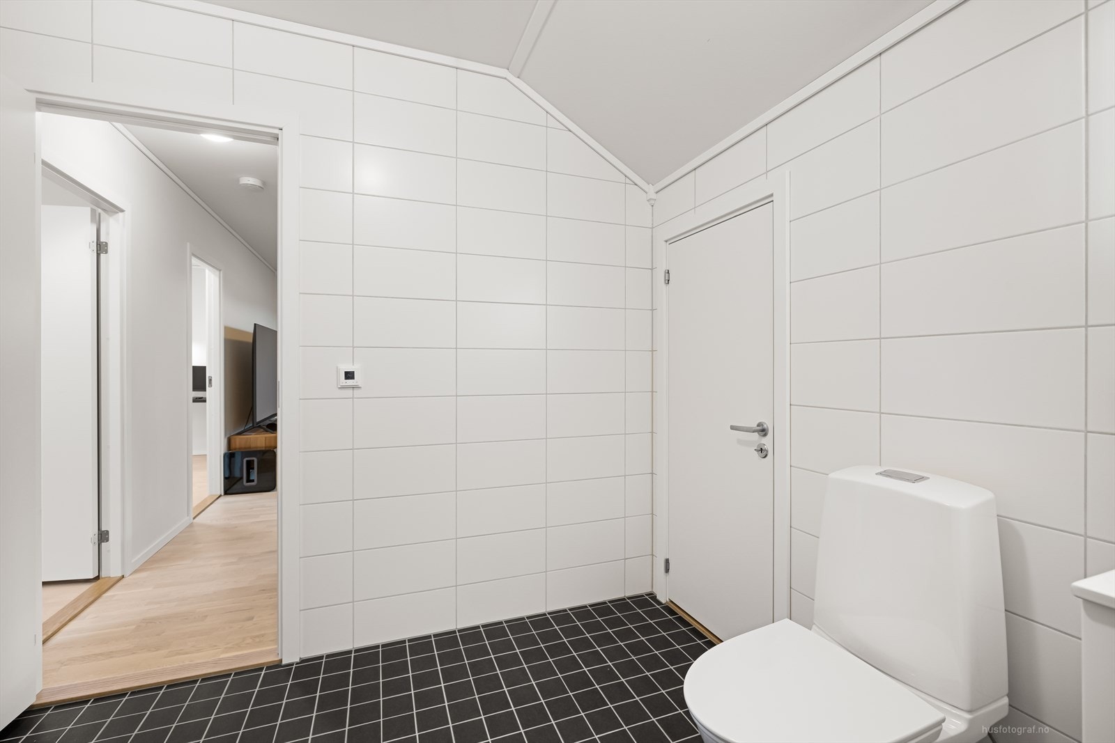 Videre er badet utstyrt med baderomsinnredning med heldekkende servant, speilskap med belysning, toalett og dusjkabinett. Innenfor badet er en praktisk bod. Galleribilde