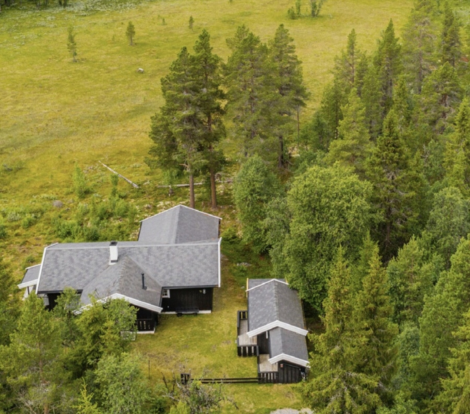 Eiendommen består av en hytte med stor terrasse, Anneks, dukkestue og flere utvendige boder Galleribilde