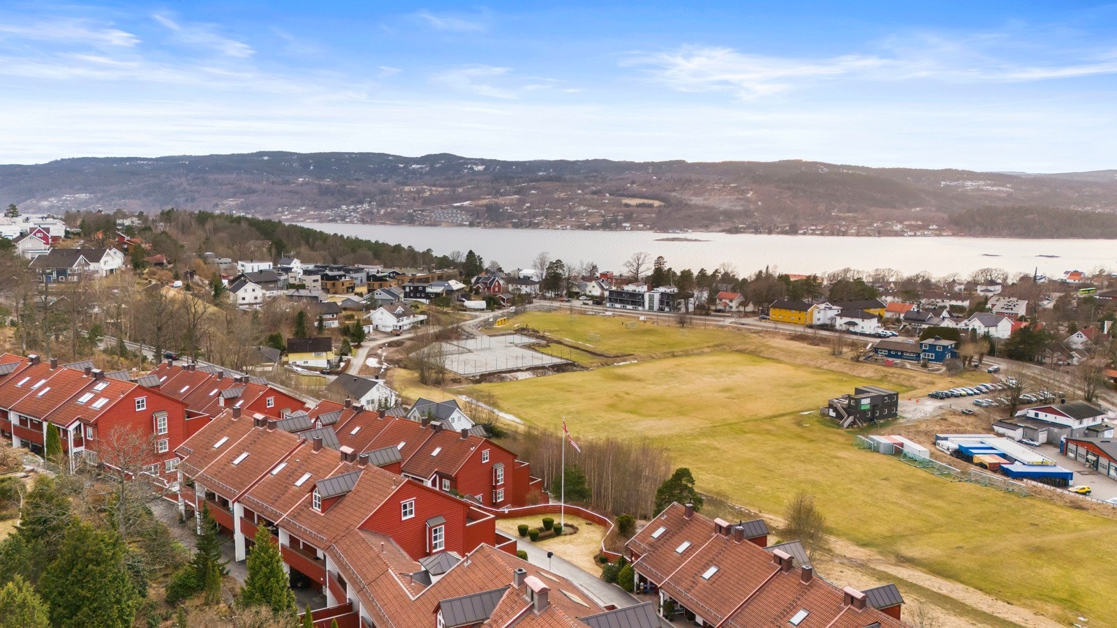 Flere daglivarebutikker like ved - noen få minutters gange Galleribilde