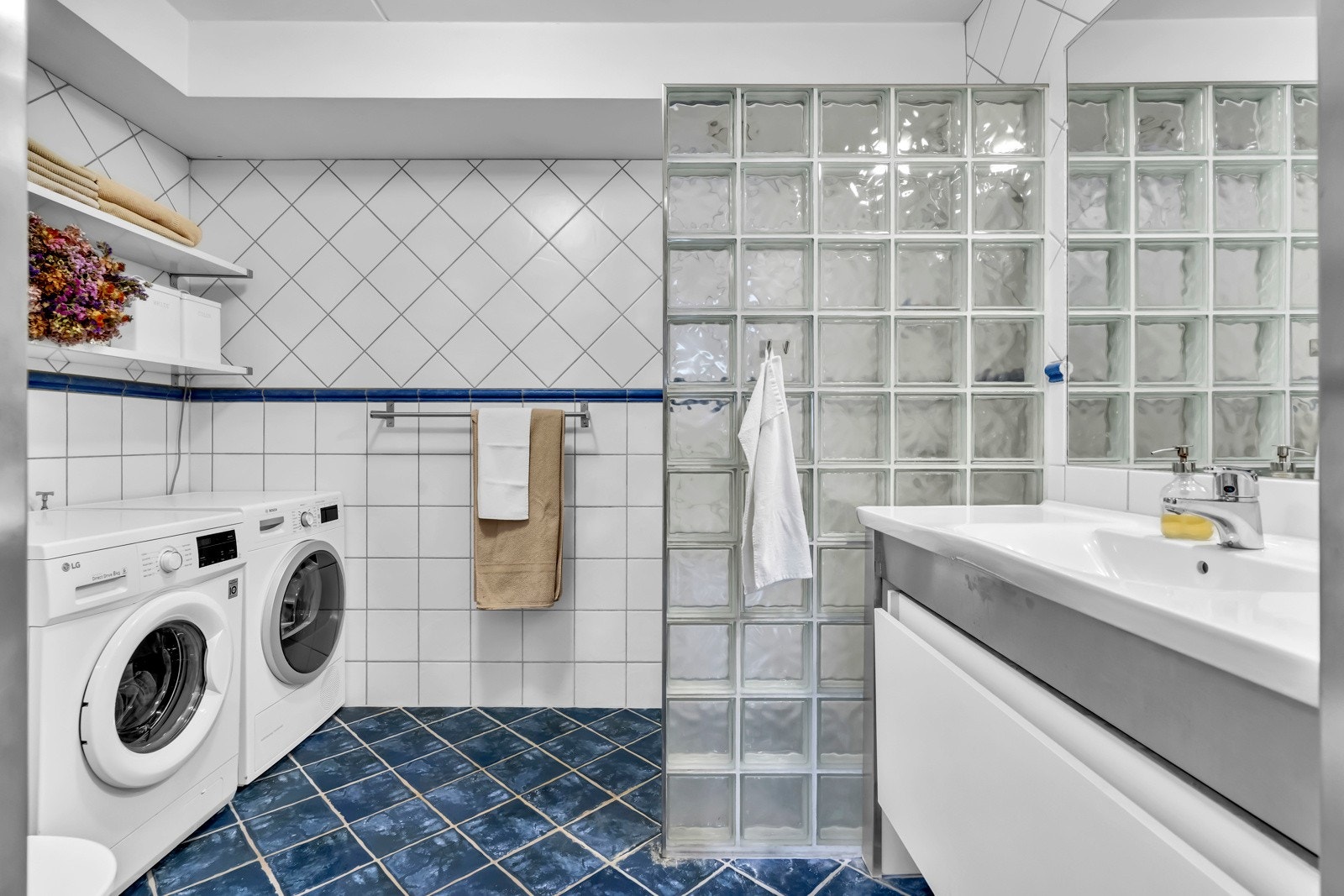 Innredning som servant med skuffer, toalett, dusjnisje og opplegg for vaskemaskin og tørketrommel. Galleribilde