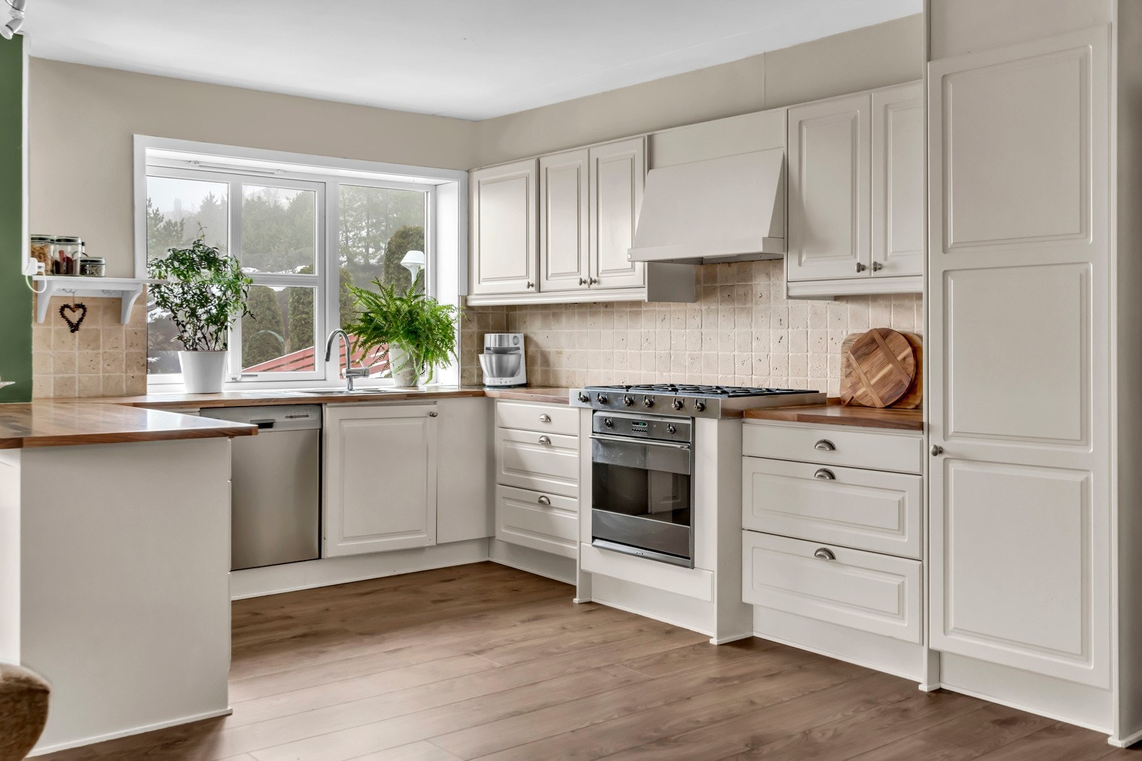 Kjøkkenet er innholdsrikt og utstyrt med blant annet integrert Smeg ovn og gasstopp med 6 bluss. Galleribilde