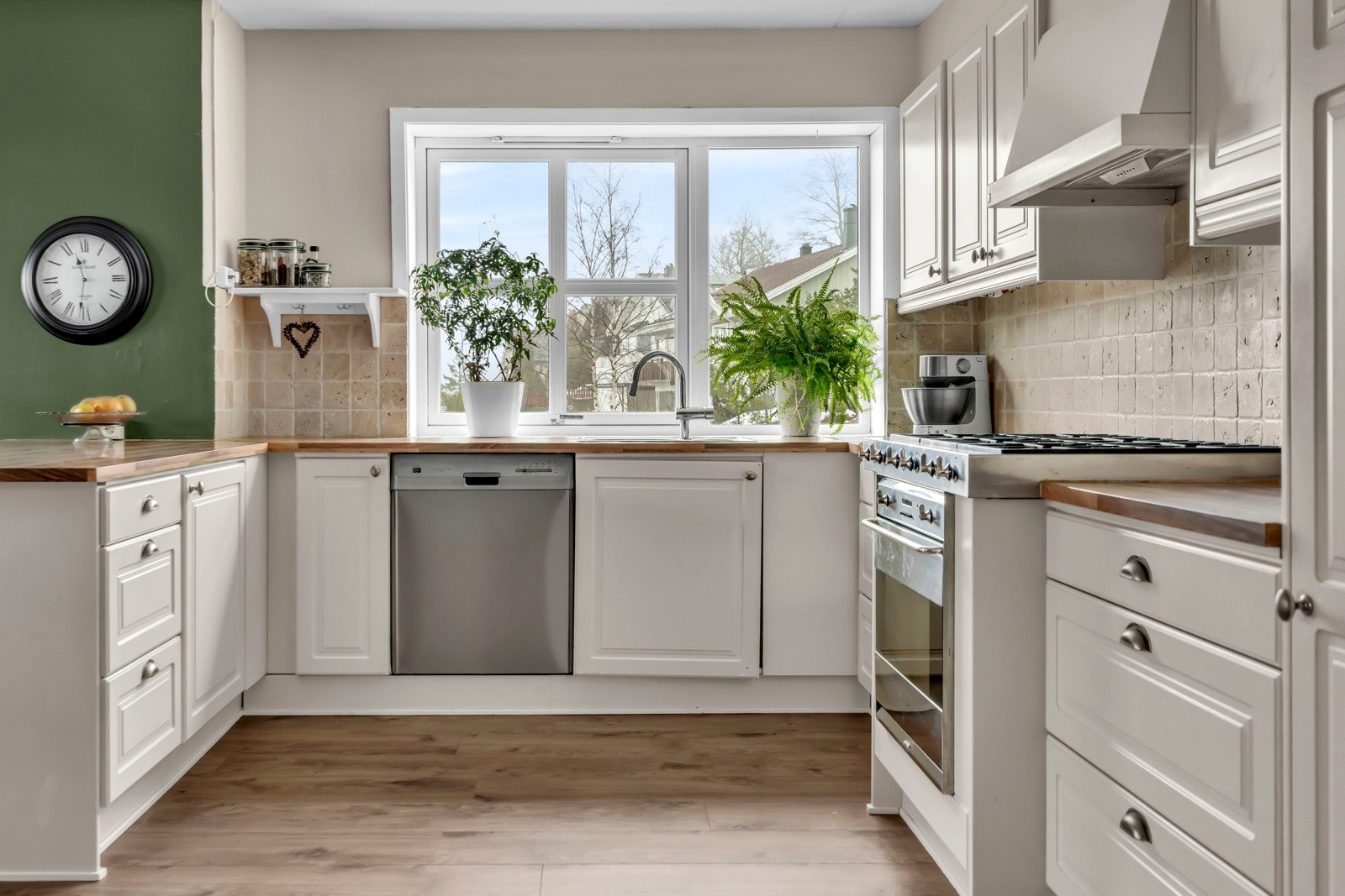 Kjøkkeninnredning har lyse fronter og benkeplate i laminat. Galleribilde