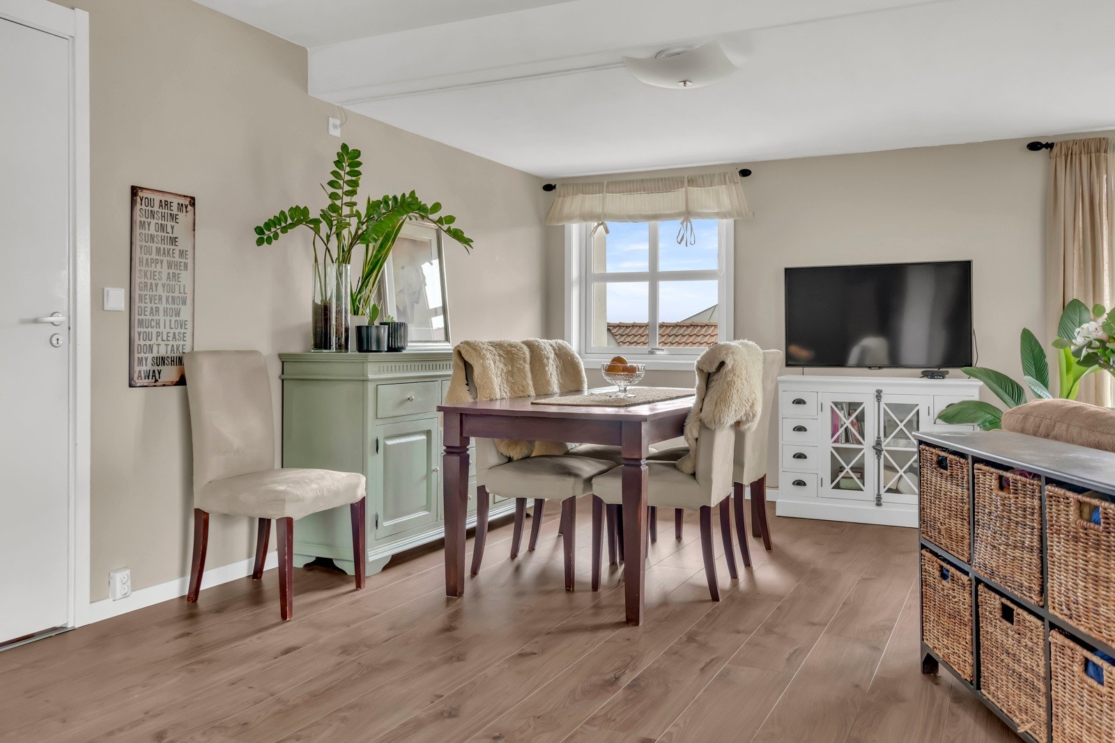 Det er god plass til både sofagruppe og spisebord i den åpne stuen Galleribilde