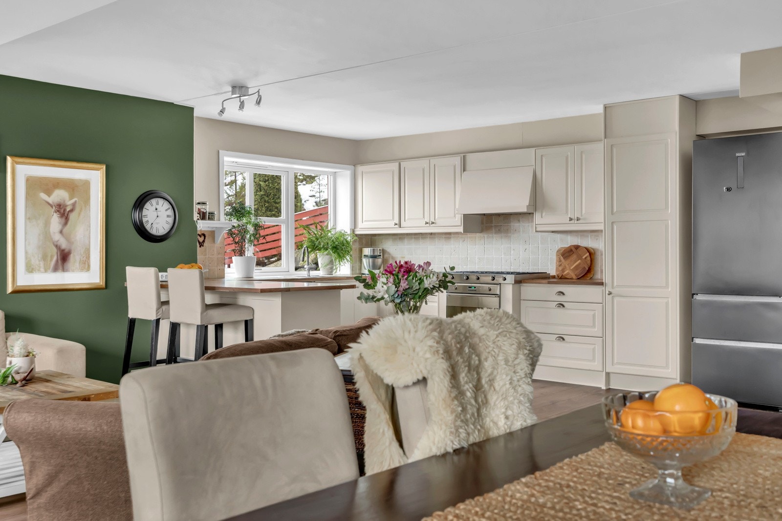 Oppvarming av leiligheten er basert på elektriske varmekabler på baderom, kjøkken og i entré, samt varmepumpe Galleribilde