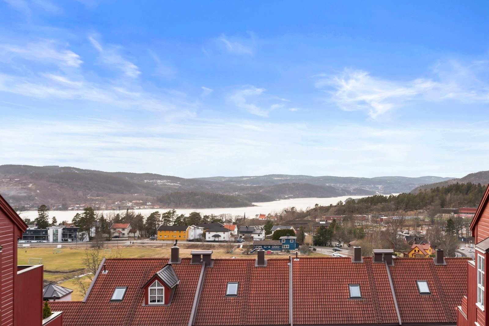 Drøbak sentrum med fjorden like ved Galleribilde