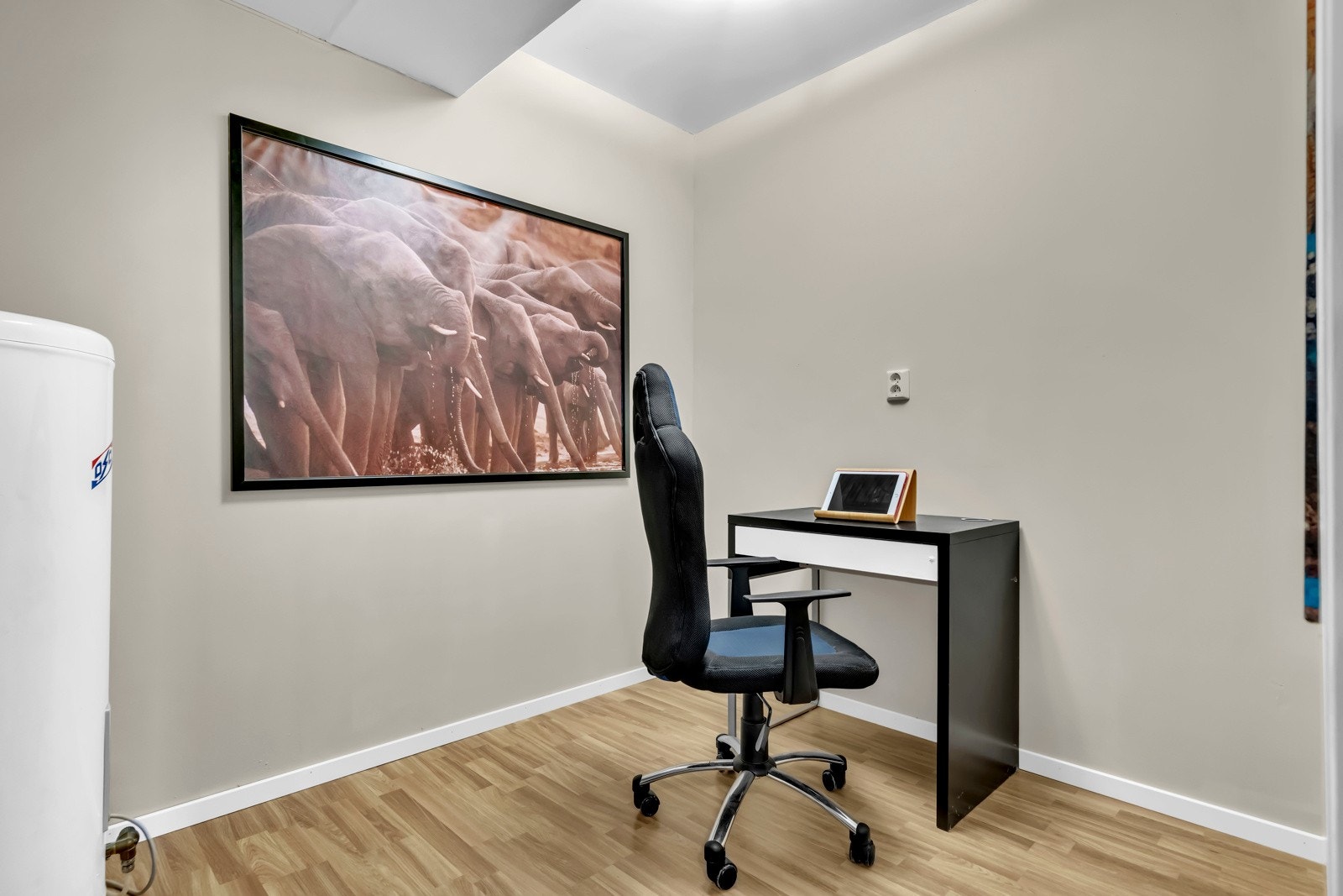 Tidligere toalettrom som er innredet til bod/kontor - vann og avløp ligger klart til tilbakeføring Galleribilde