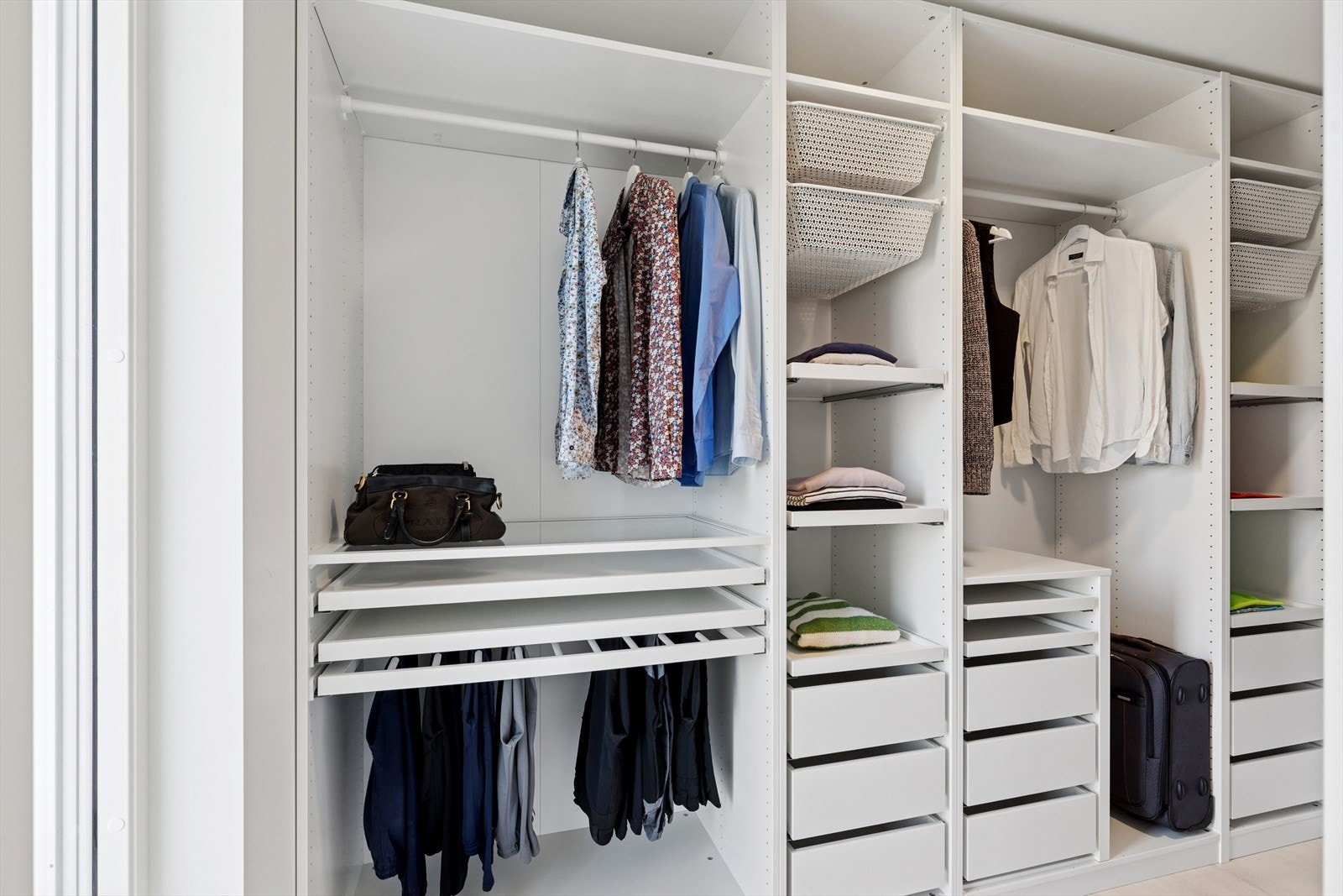 Rikelig med plass til klær og bidrar til en ryddig og organisert atmosfære. Galleribilde