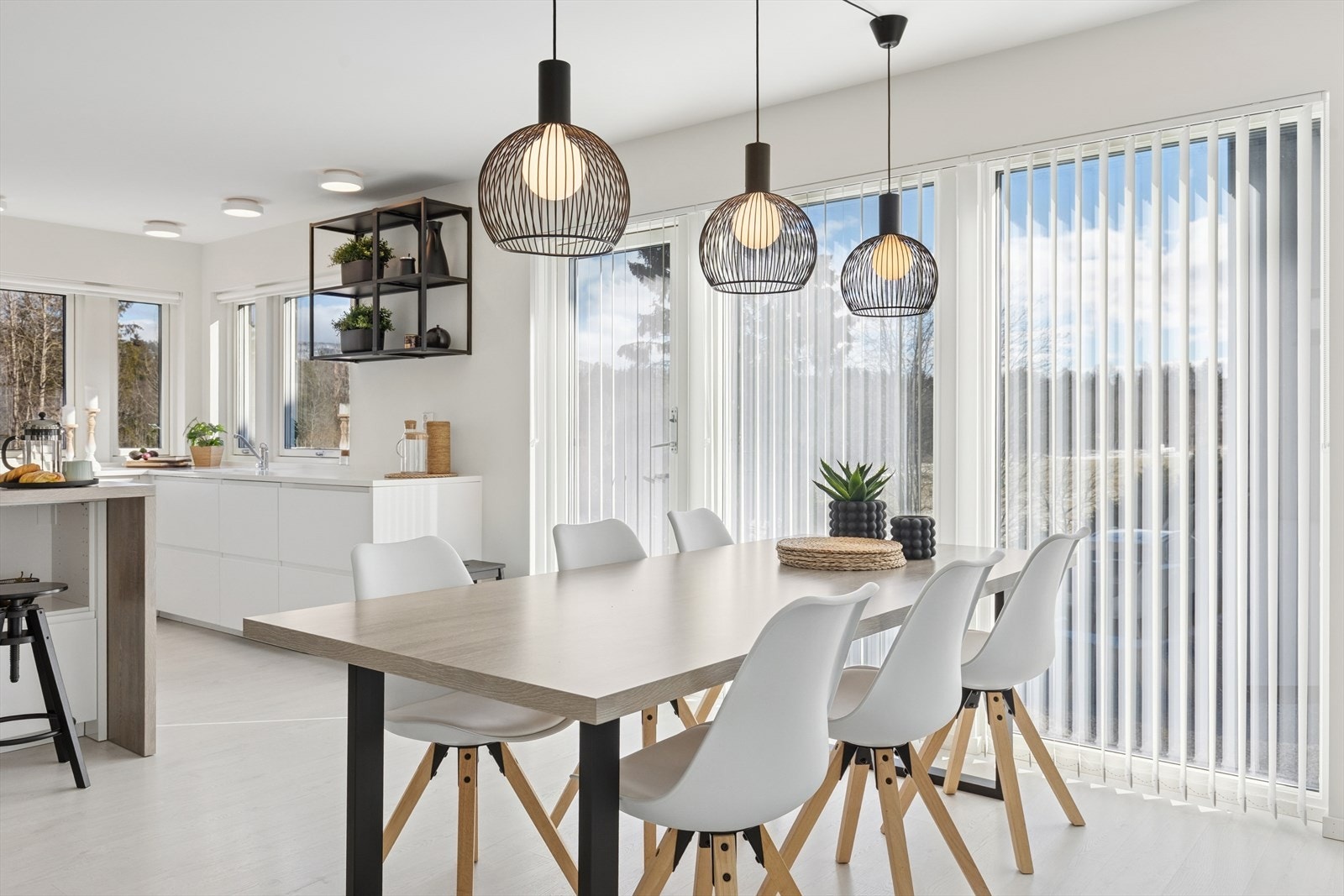 Rommene i boligen er utstyrt med store vinduer som slipper inn rikelig med naturlig lys. Galleribilde