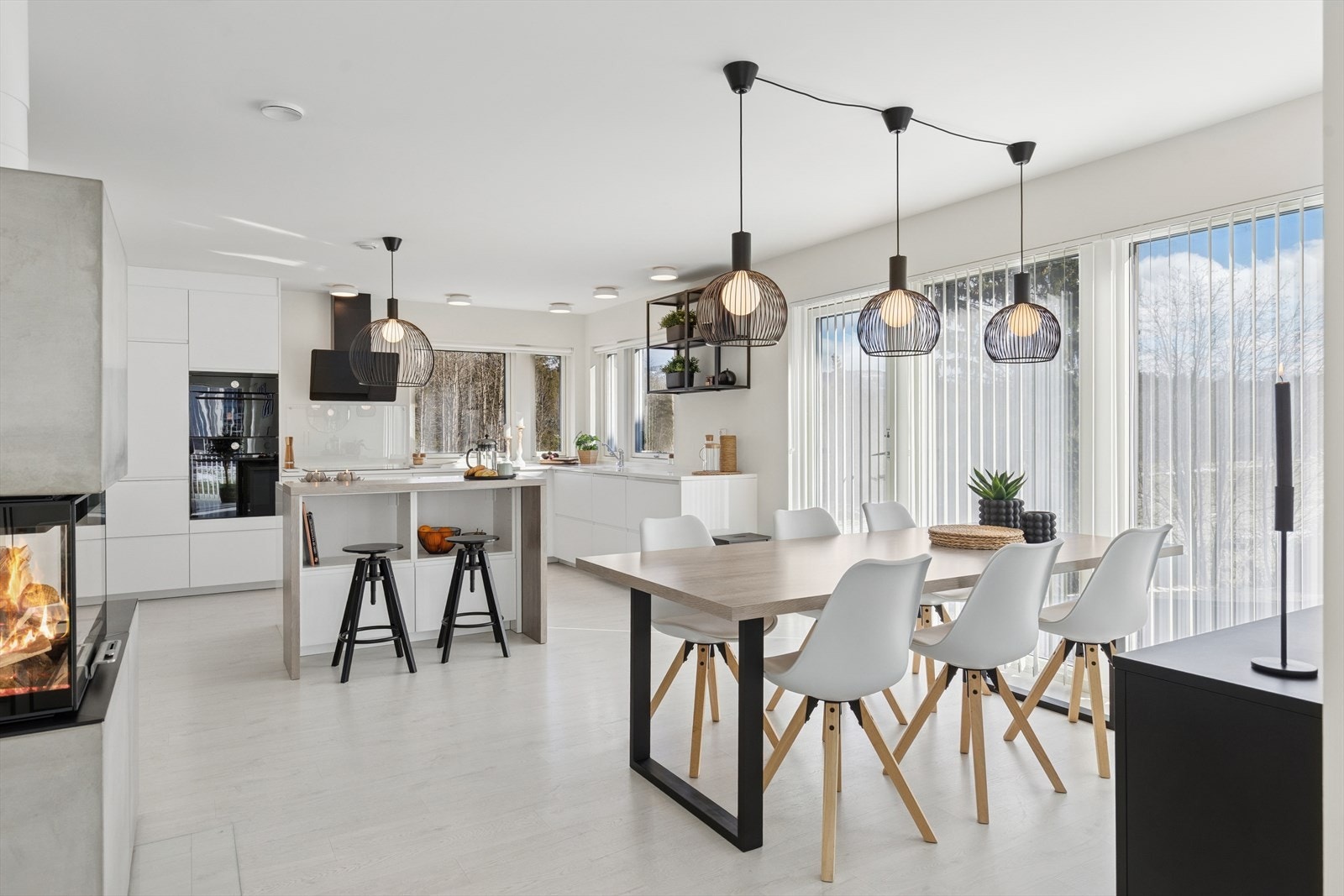 Stort åpent og meget stilrent. Kjøkkenøyen gir en fin overgang til spisestuedel Galleribilde