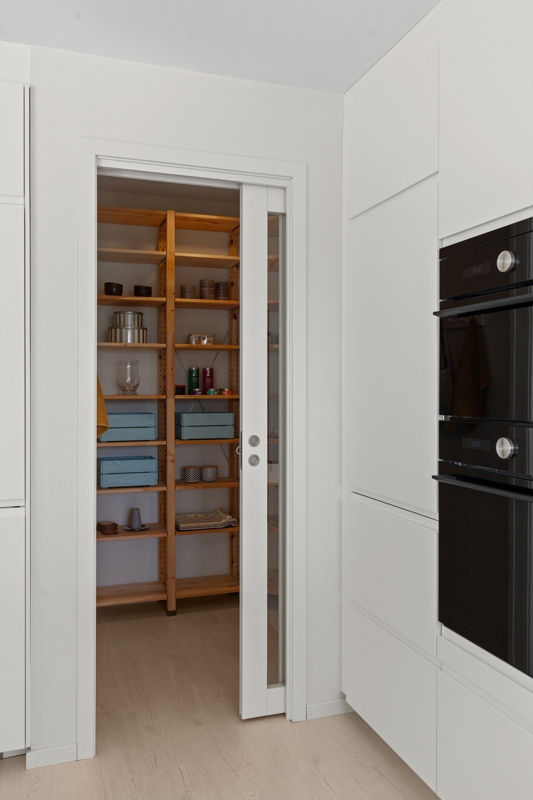 Alle rom i huset har gulvvarme, med unntak av matboden som har skyvedører i glass Galleribilde