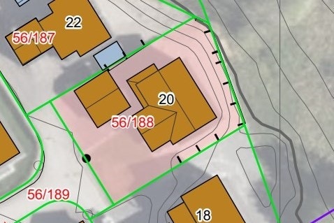 Eiendommen ligger innerst i en blindvei og grenser til jord- og skogbruksarealer mot nordøst. Her finnes det gode muligheter for å etablere en stor, usjenert terrasse eller et romslig uteområde på denne siden av boligen. Galleribilde