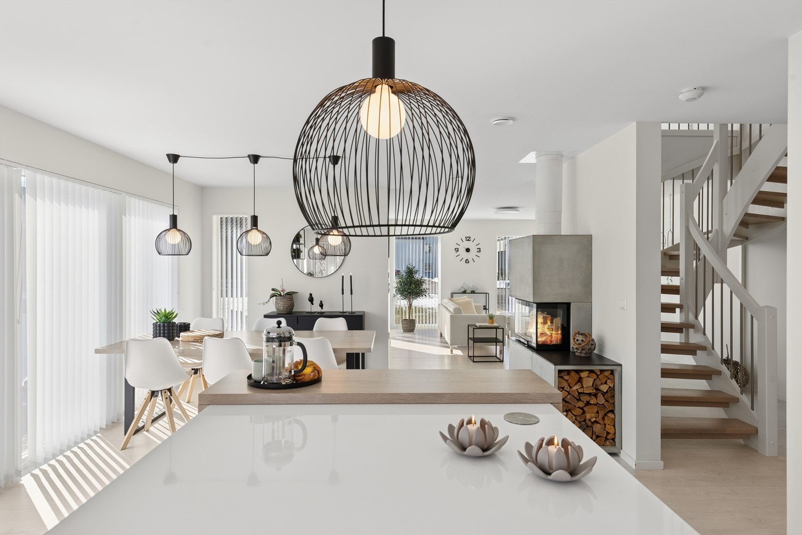 Boligen ble bygget i 2020 og strekker seg over to plan. Galleribilde