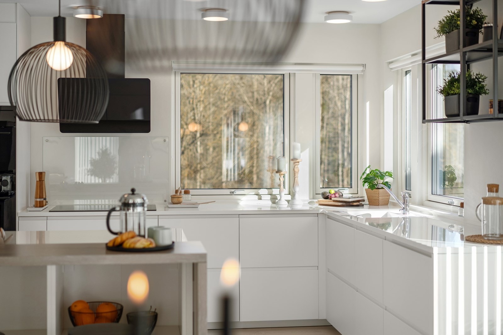 Kjøkken har god arbeidsbenk og rikelig med praktiske skuffer Galleribilde