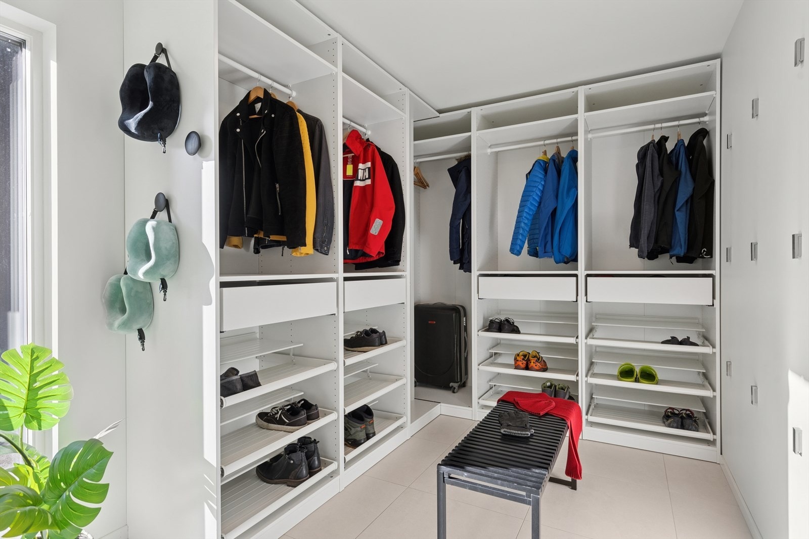 En meget godt tenkt planløsning med garderobeløsning med dør fra entréen Galleribilde