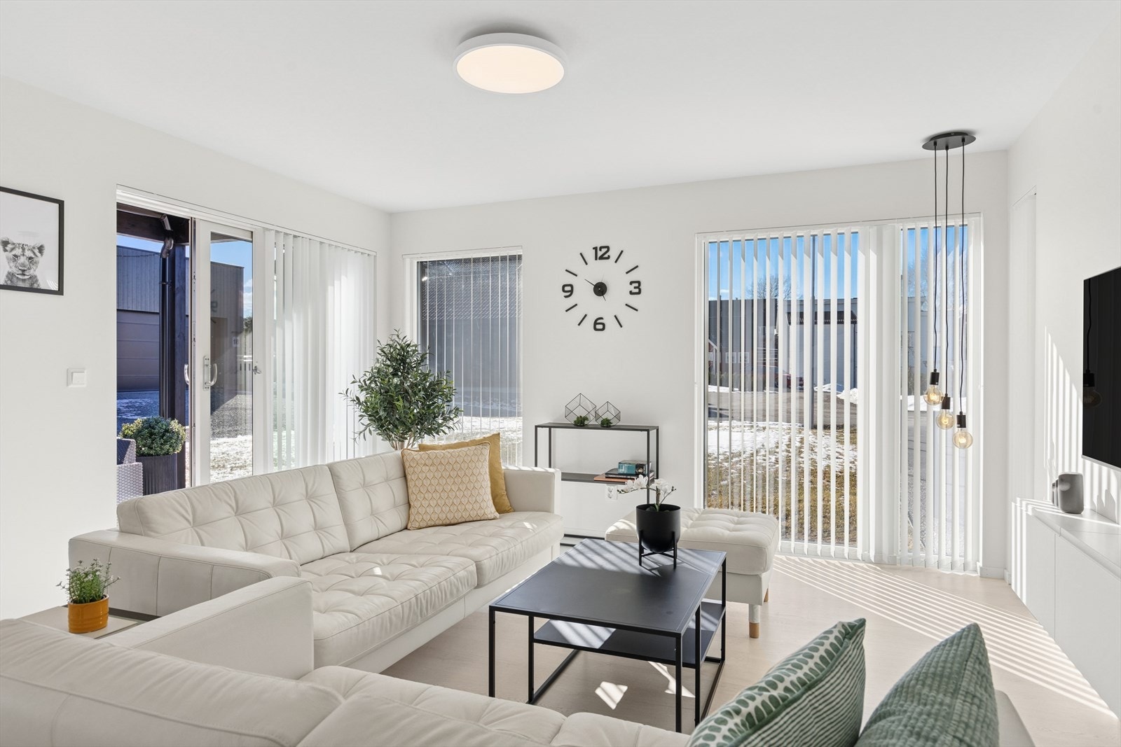 Fra stuen er det utgang til koselig solrik uteplass. Galleribilde