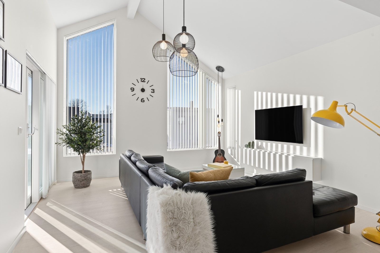 Den koselige loftstuen har god takhøyde. Galleribilde