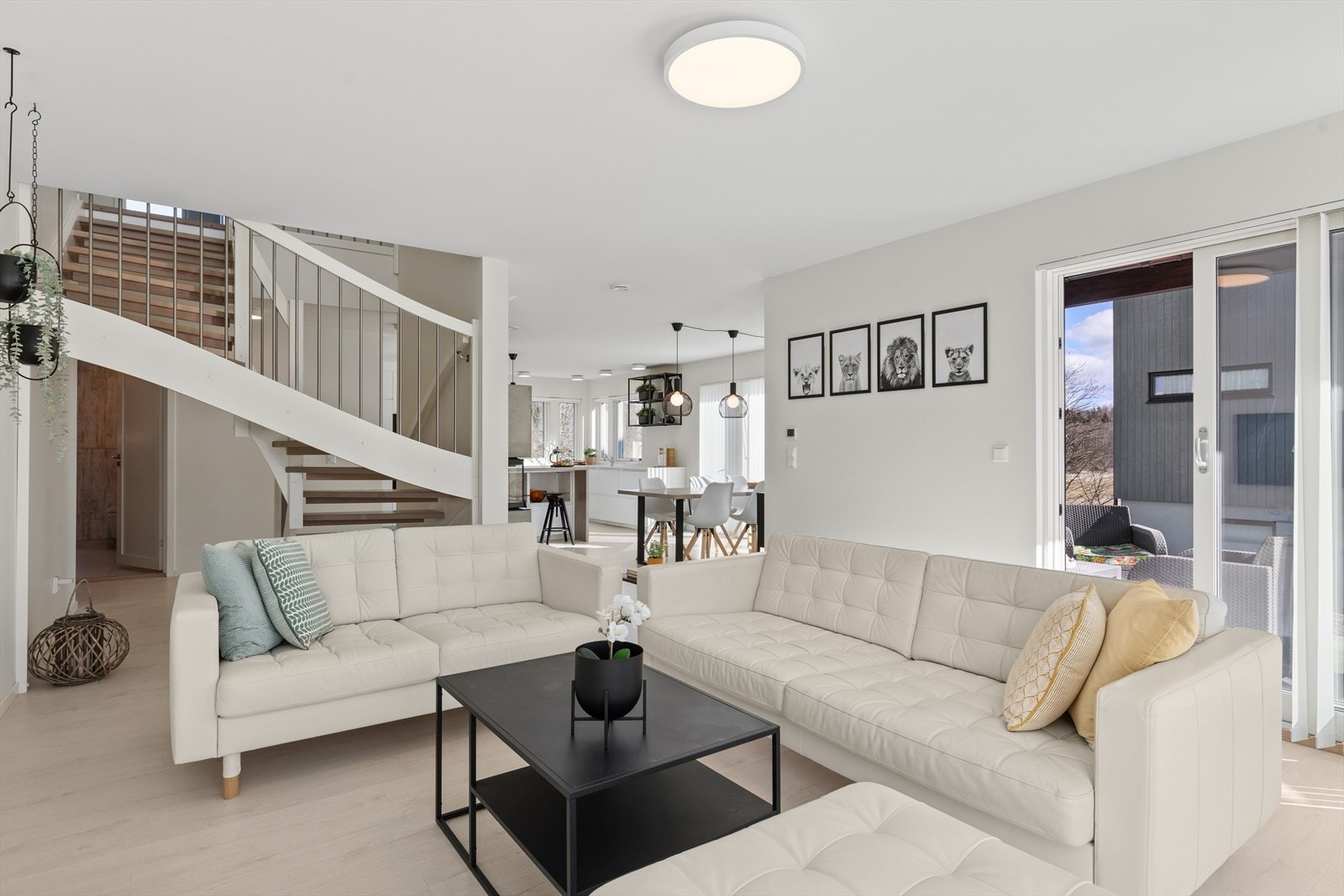 Her har du rikelig med plass til sofagruppe og møblering for lek eller annet under trapp Galleribilde