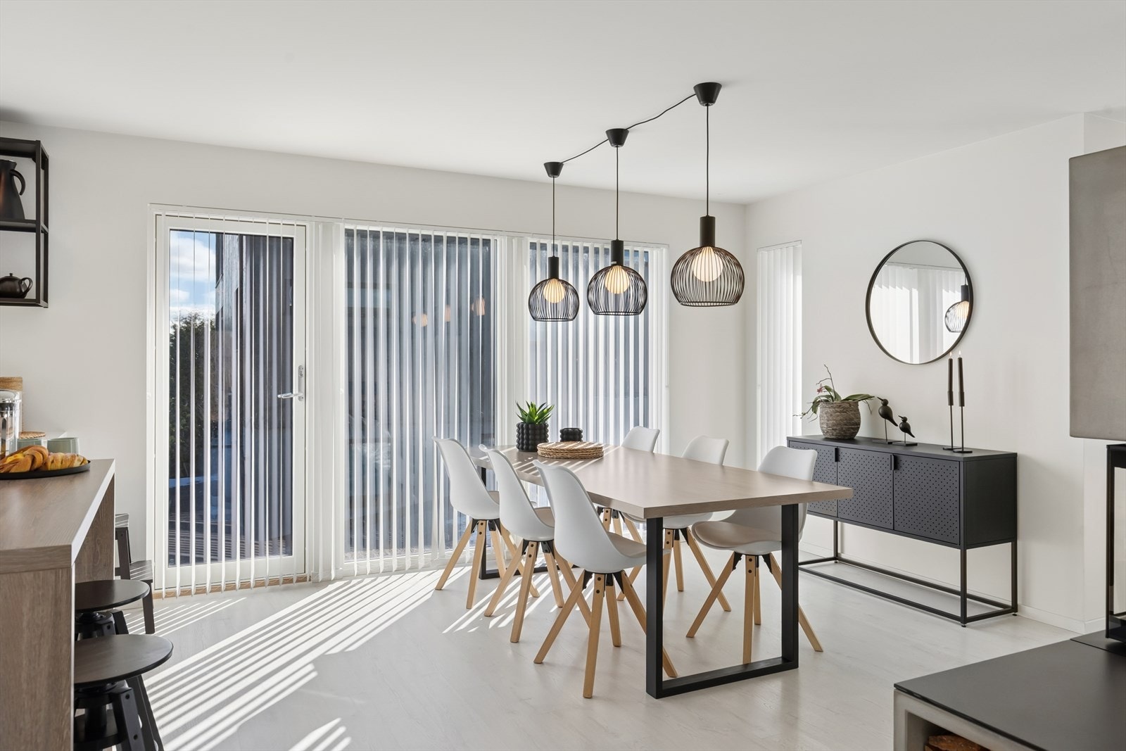 Huset har en sørvestlig orientering, noe som sørger for optimal utnyttelse av sol og naturlig lys gjennom hele dagen. Galleribilde