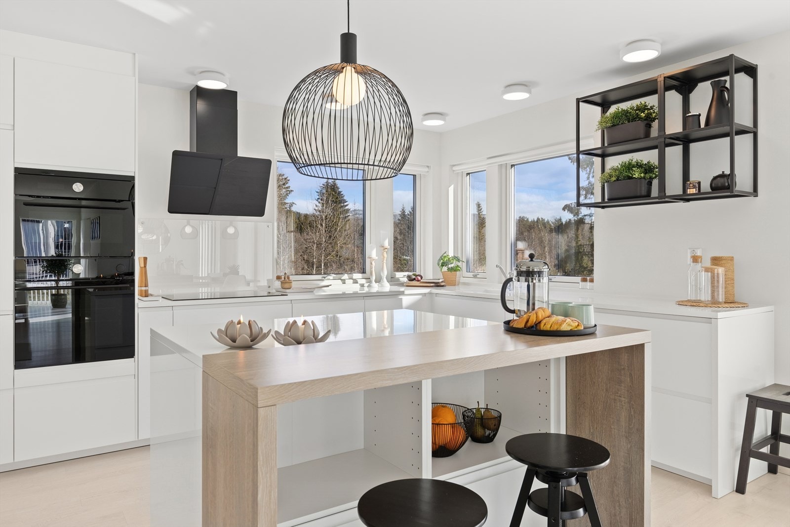 Det er utstyrt med mekanisk avtrekk og integrerte hvitevarer, inkludert koketopp, stekeovn, mikrobølgeovn, kjøl-/fryseskap og oppvaskmaskin. Galleribilde