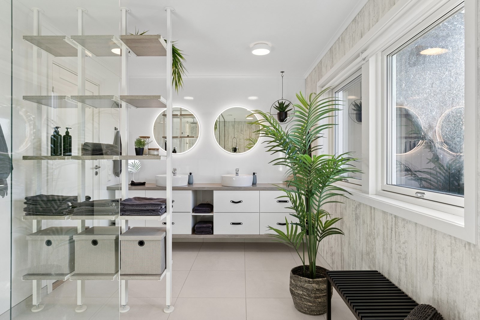 Romslig og lyst bad i 2. etasje. Galleribilde