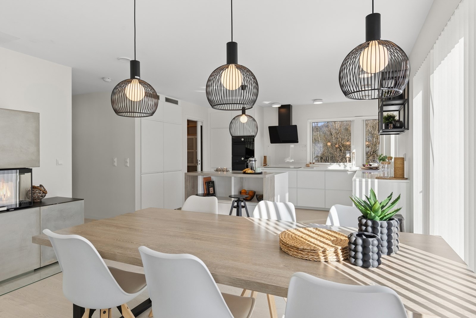 Kjøkkenet har integrert kjøleskap og frys samt stekeovn og mikro på vegg. Oppvaskmaskin og 80 cm induksjonstopp. Galleribilde