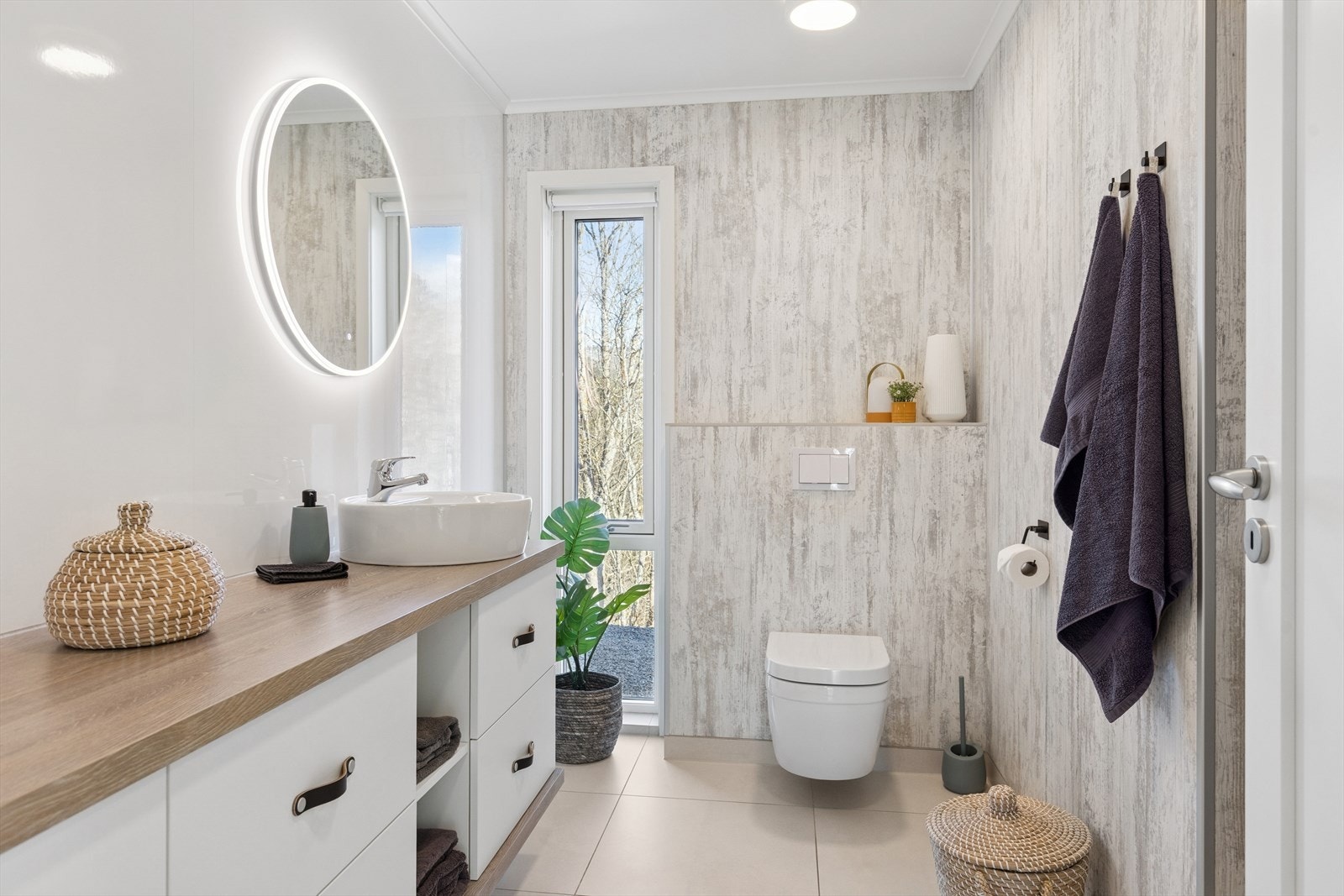 Lyst og stilrent bad i første etasje Galleribilde