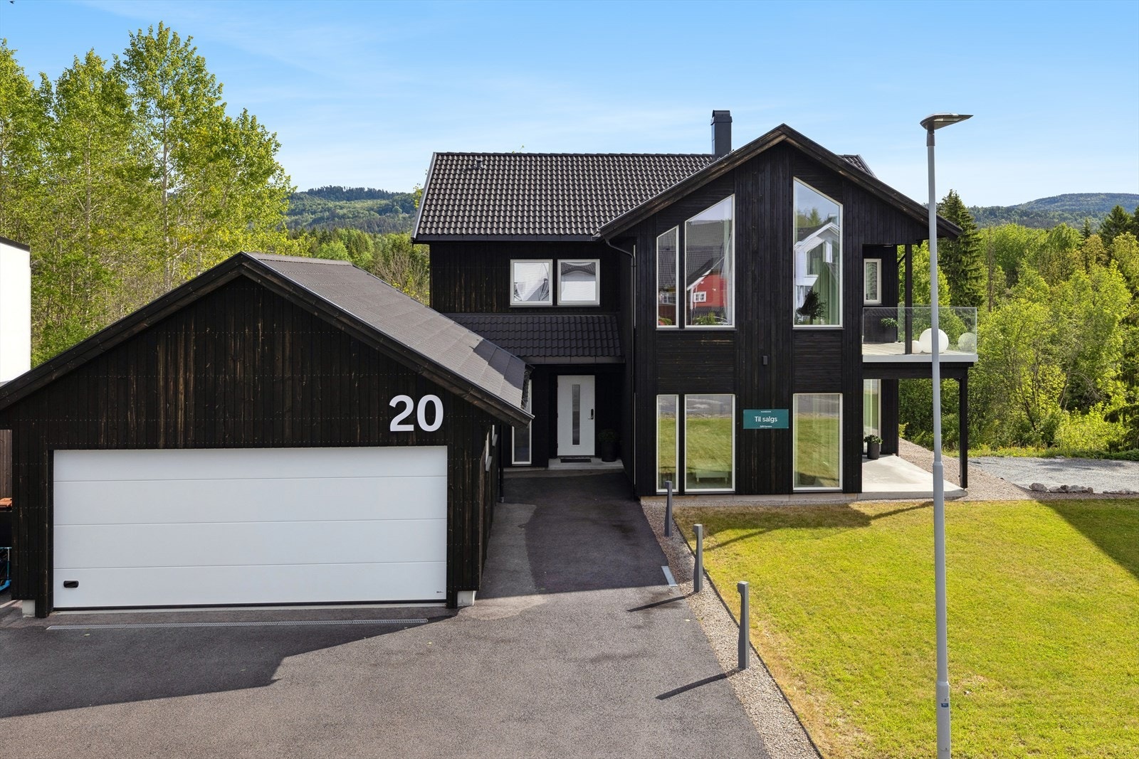 En særdeles flott, nyere funkisbolig med moderne design og smarte løsninger. Galleribilde