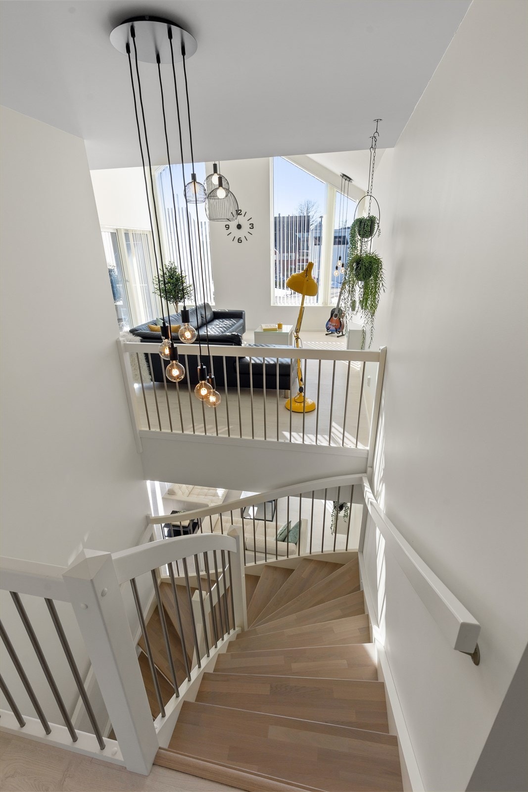 Stuer i begge etasjer med store vindusflater som gir en fantastisk lysinnslipp Galleribilde