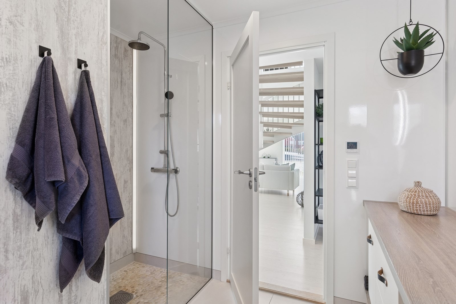 Godt med skuffer i innredning på baderom i første etasje. Dusjnisje med glassvegg og vegghengt toalett. Galleribilde