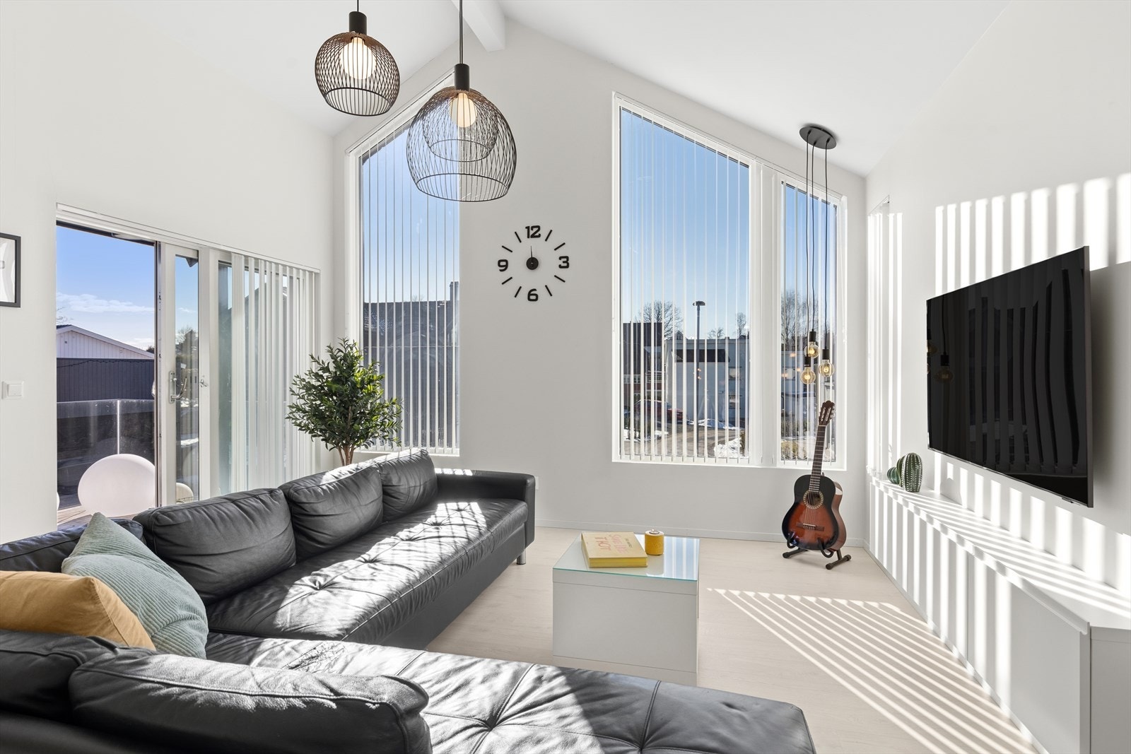 Fra loftsstuen er det direkte utgang til boligens solrike balkong, som gir et flott uterom for å nyte fine dager. Galleribilde