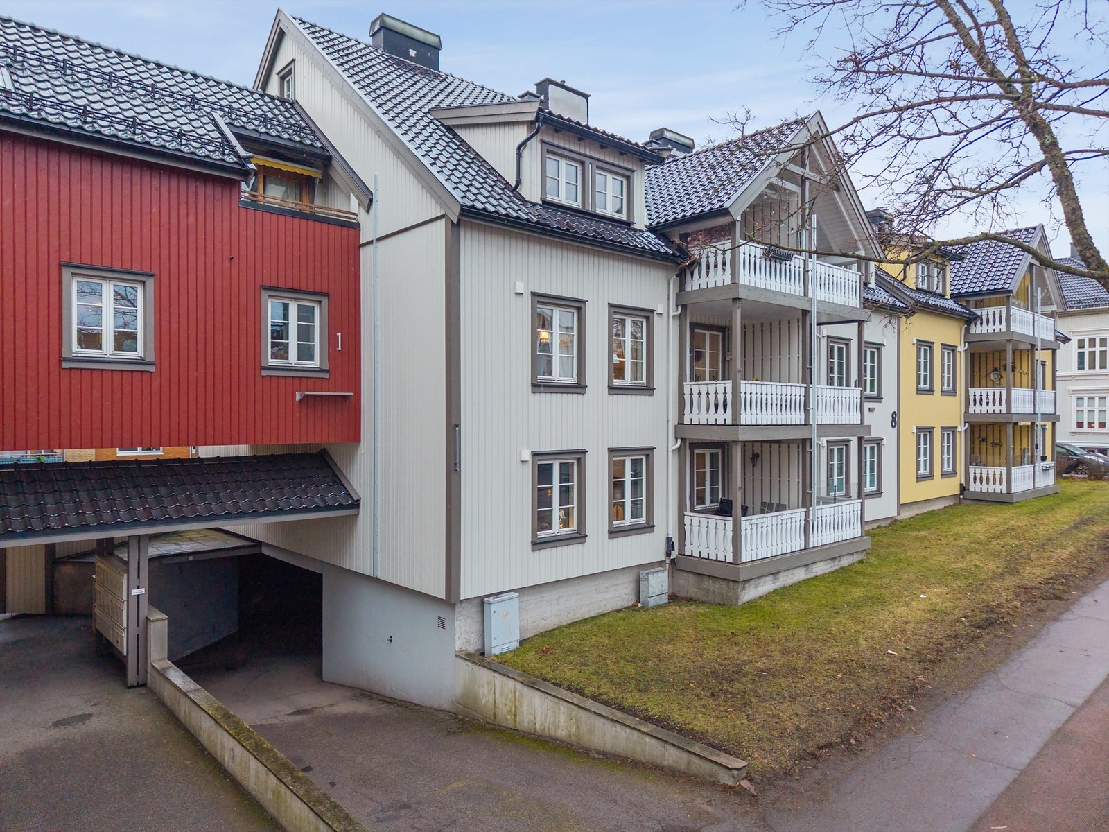 Fasade med nedkjørsel til parkeringskjeller Galleribilde