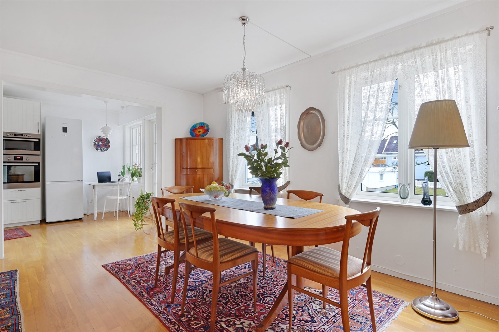 En lys stue med delvis åpen løsning til kjøkkenet Galleribilde