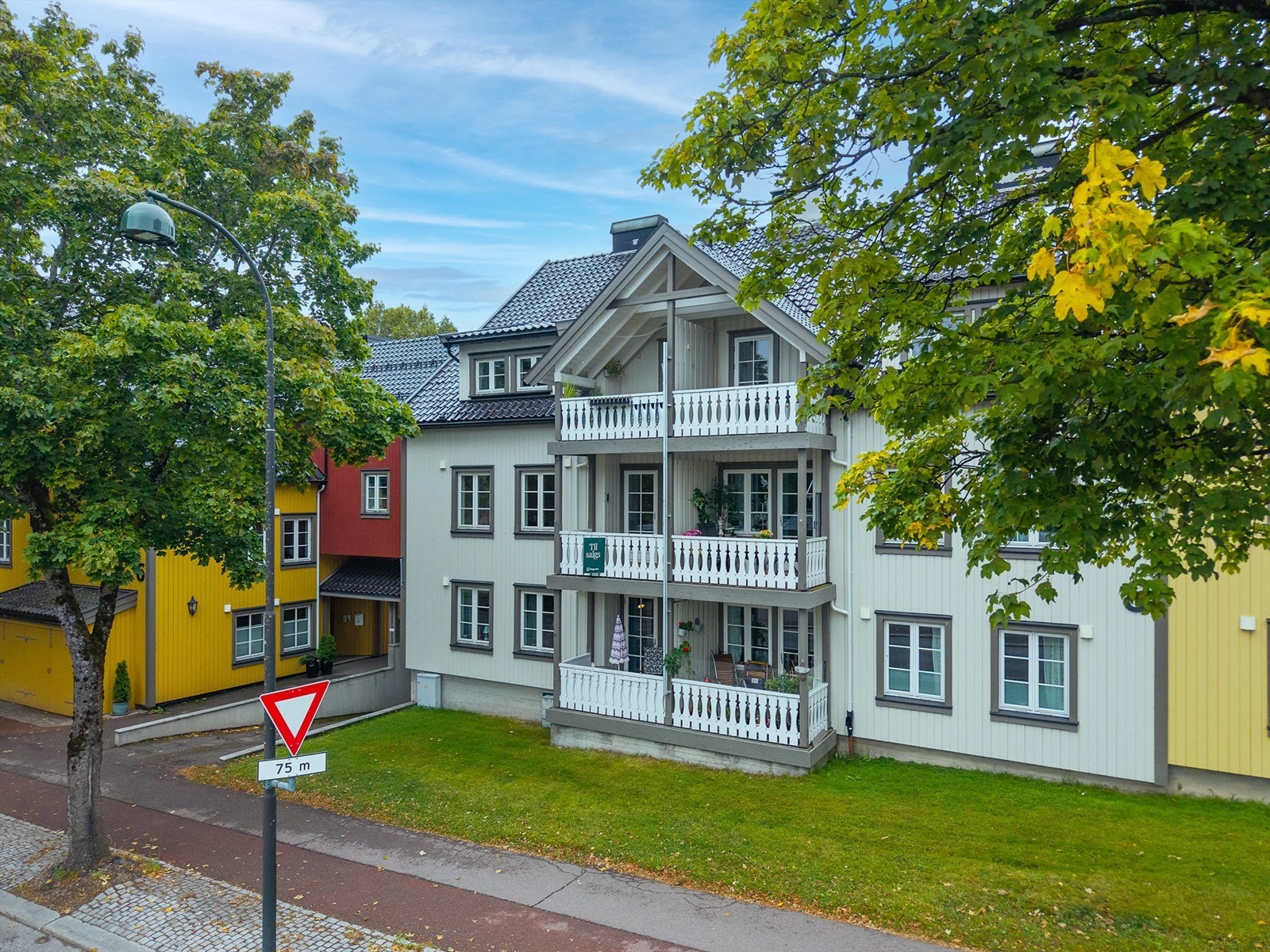 Leiligheten ligger i 2. etasje med balkong Galleribilde