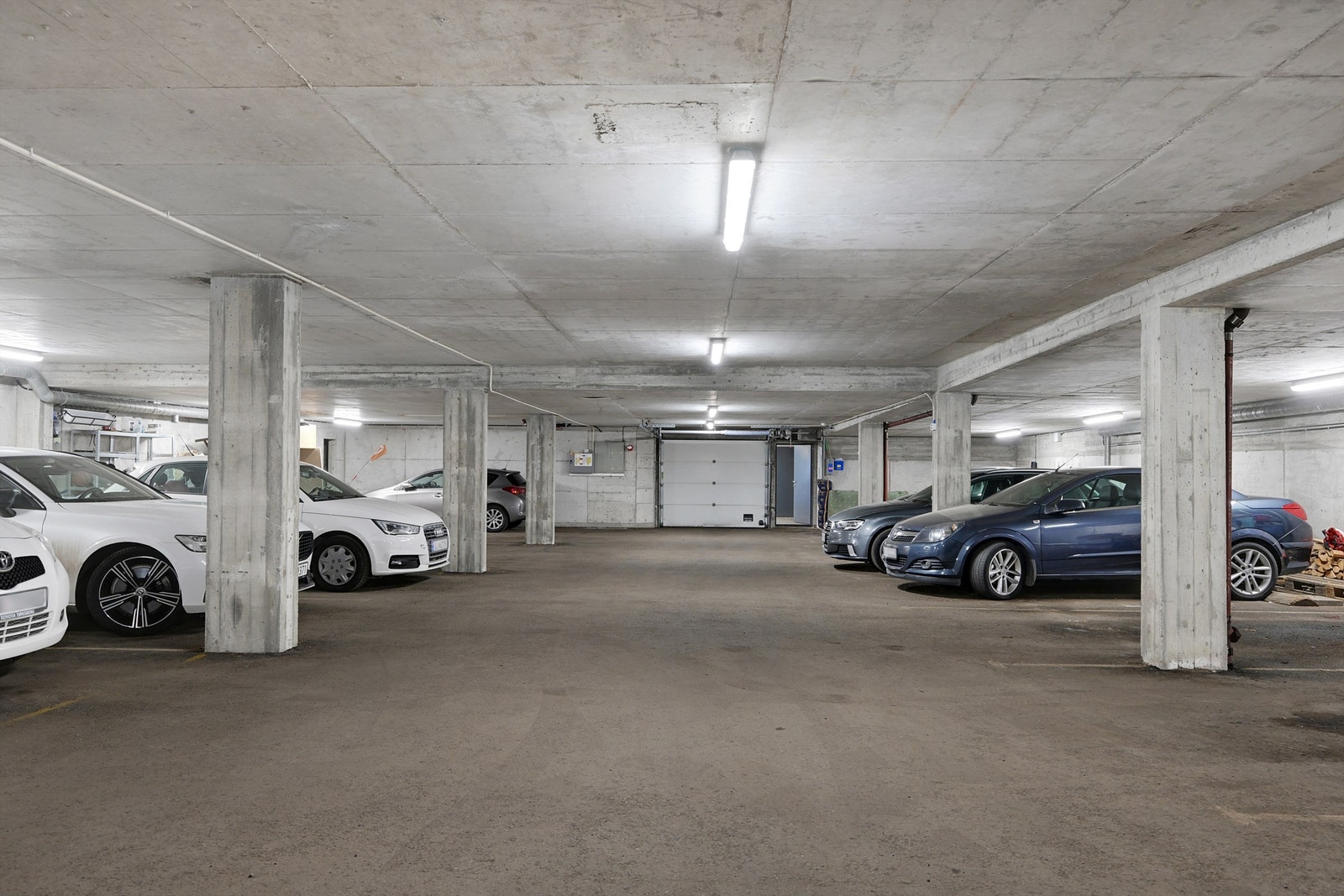 Parkeringskjeller med el-bil lader Galleribilde