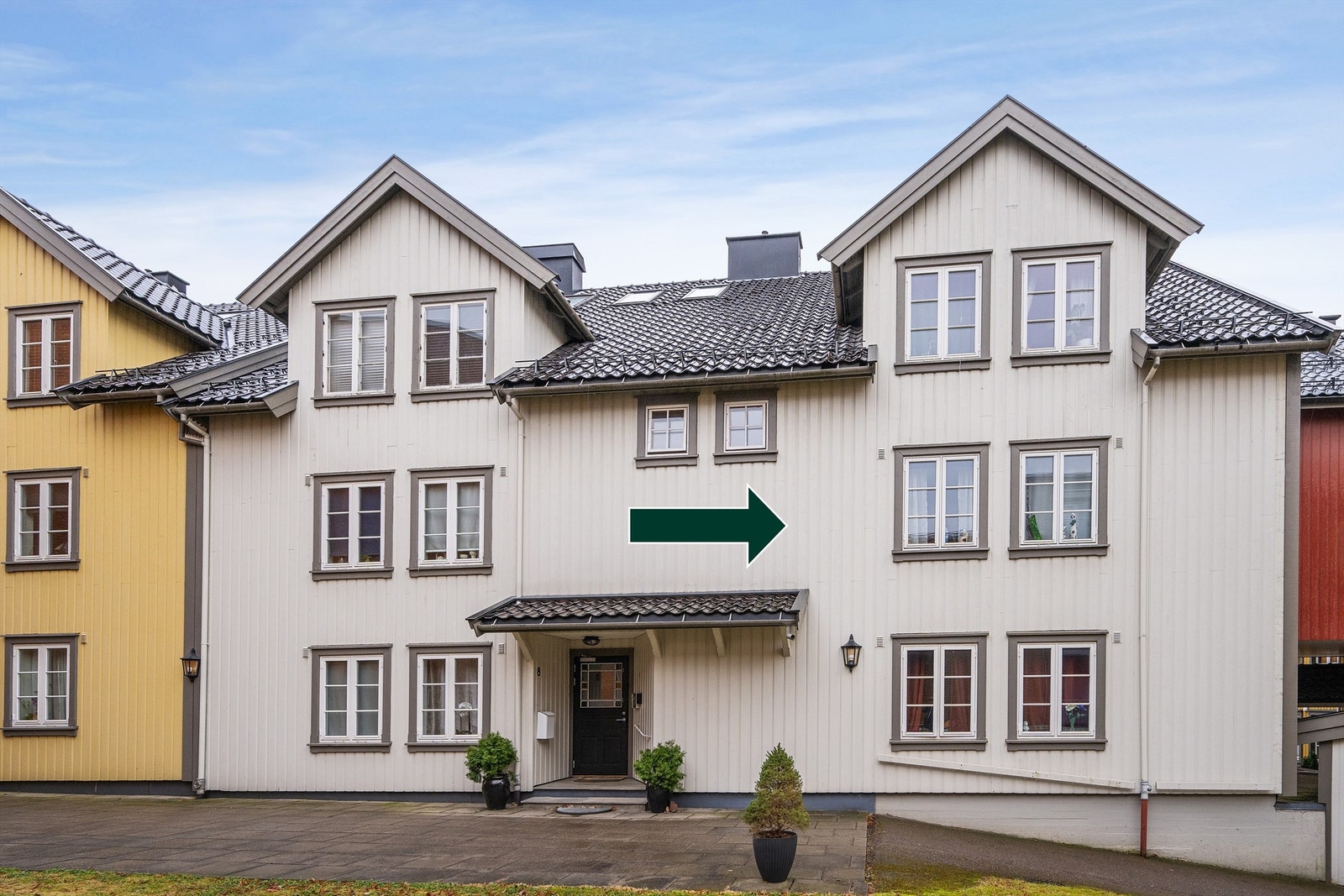 Fasade med inngangsparti - leiligheten ligger i 2. etasje til høyre for inngangspartiet Galleribilde