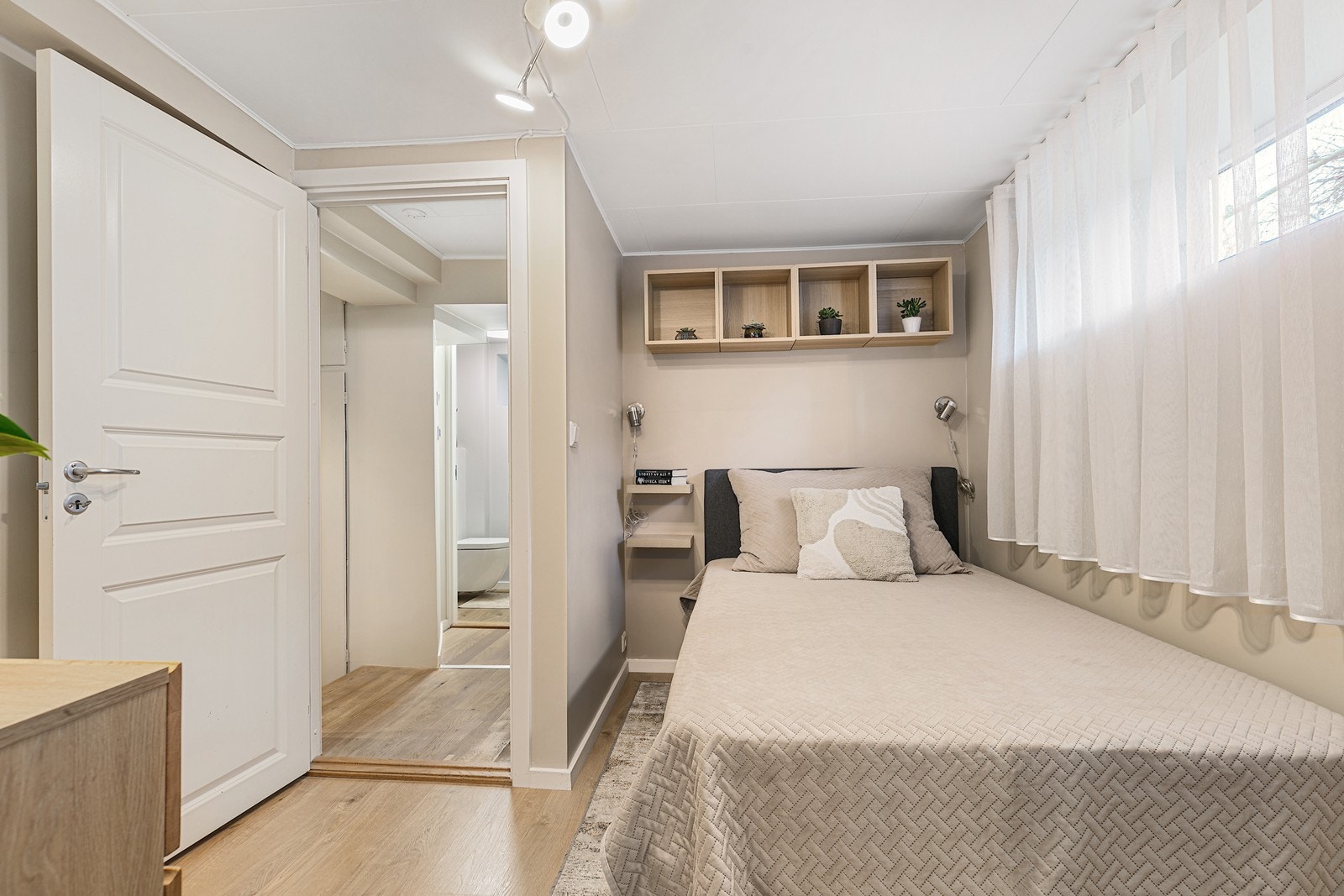 Innredet rom med adkomst til gang og toalett. Galleribilde