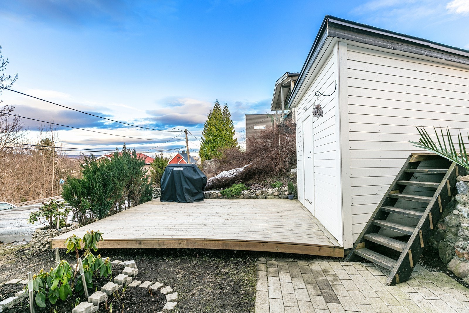 Utenfor boden finnes en hyggelig terrasse, hvor det er god plass til utemøblement og grill. Galleribilde